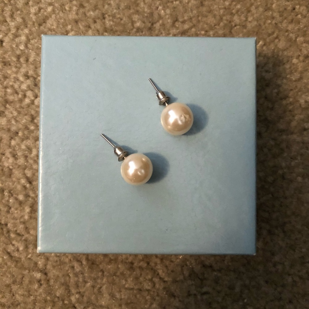 Pearl-like earrings